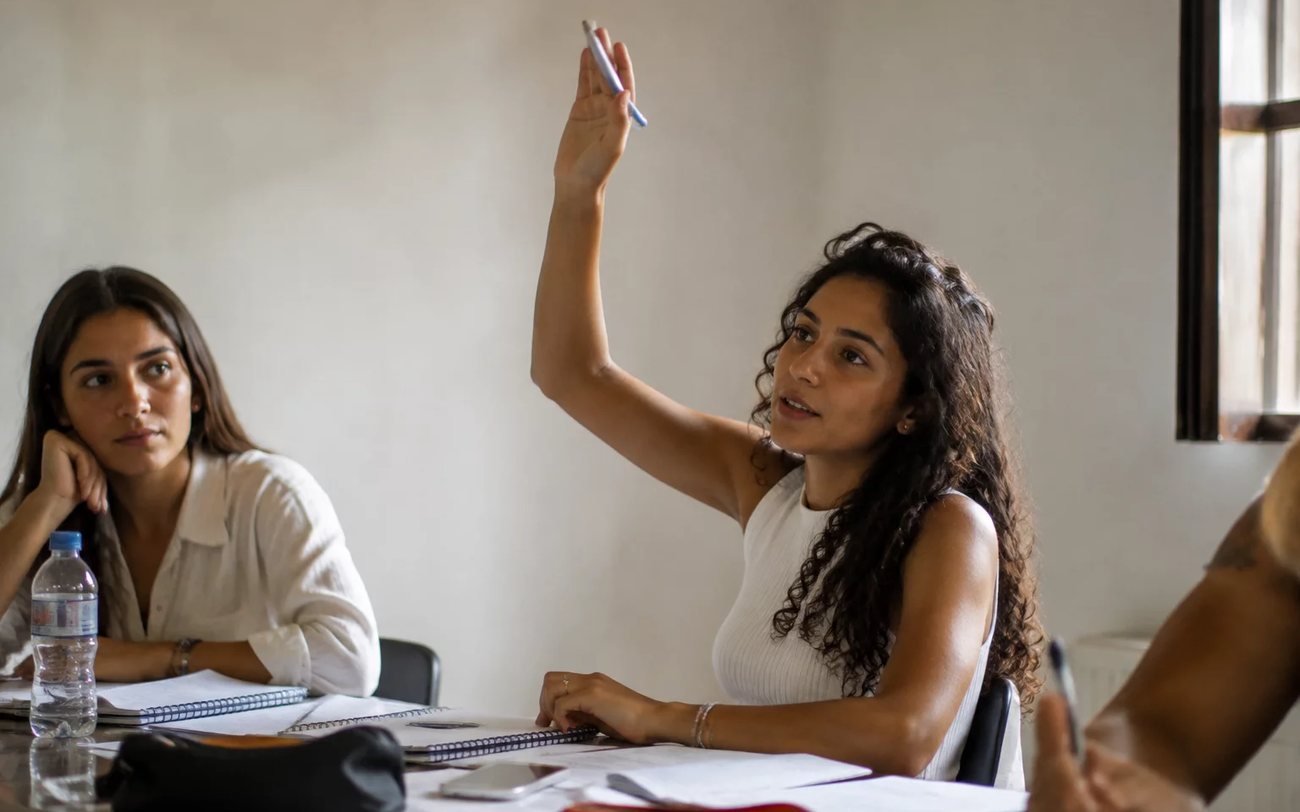 Grupo reduzido em torno da mesa, todos voltados para quem está com a palavra